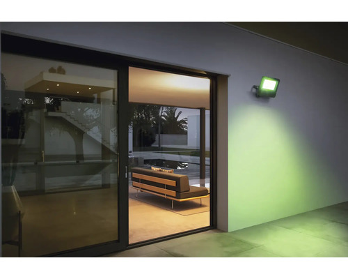 Beleuchtete Terrasse mit LED-Strahler und Schiebetür