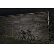 Fahrrad vor einer Holzwand geparkt