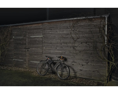 Fahrrad vor einer Holzwand geparkt