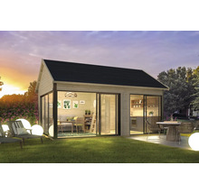 Maison de jardin moderne avec façades en verre, coin salon et kitchenette sur une pelouse