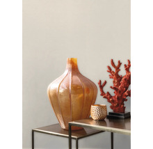 Dekorative Anordnung mit Vase, Teelichthalter und Koralle auf einem Tisch