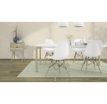 Heller Essbereich mit Esstisch, weißen Stühlen und Kommode