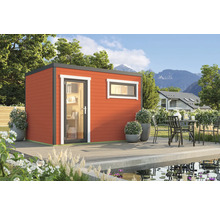 Abri de jardin moderne avec fenêtre et porte sur une terrasse en bois à côté d'un étang.