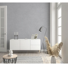 Salon avec papier peint gris, buffet blanc et décorations