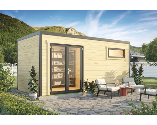 Abri de jardin Outdoor Life Sardinia 3 avec plancher 500 x 250 cm naturel Maison de jardin moderne en bois avec porte vitrée et fenêtre, entourée de mobilier de jardin et de plantes.