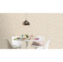 Szene mit einer floral gemusterten Tapete und einem Esstisch mit Stühlen