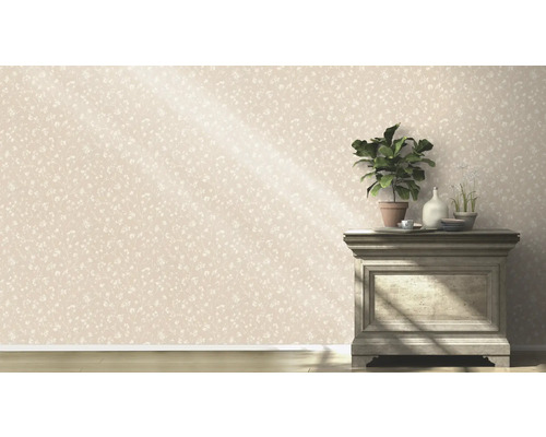 Wohnraum mit gemusterter Tapete und Kommode mit Dekoration