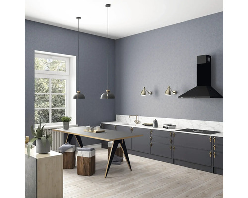 Vue d''une cuisine avec table à manger, tabourets, suspensions, appliques murales et hotte aspirante devant un mur gris