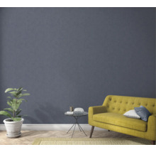 Salon avec un canapé jaune, une plante, une table et un tapis pour une ambiance chaleureuse