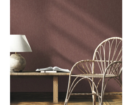 Dekorative Inneneinrichtung mit Textiltapete, Lampe, Tisch und Rattansessel für Wohnraumgestaltung