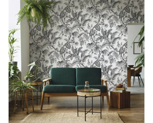 Salon avec papier peint jungle, canapé et plantes