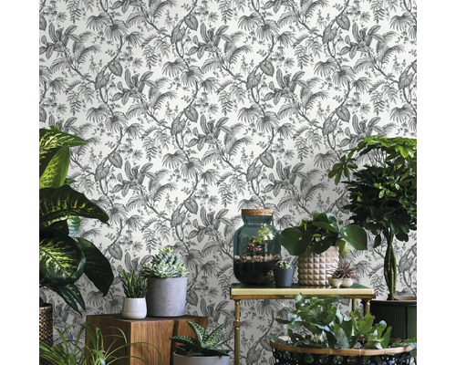 Scène avec un papier peint à motifs de plantes et diverses plantes d''intérieur sur des meubles.