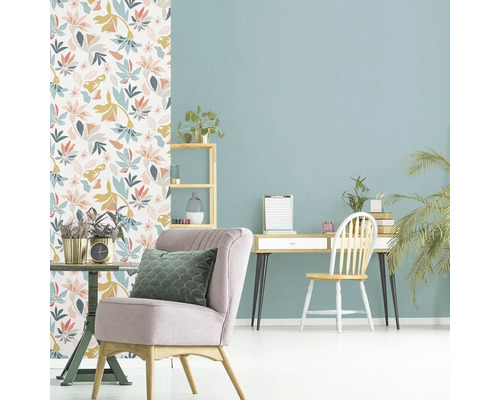 Intérieur avec papier peint à fleurs, bureau et fauteuil pour une ambiance chaleureuse