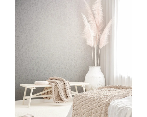 Chambre lumineuse avec papier peint à motifs, banc et décoration