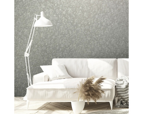 Pièce lumineuse avec canapé, lampadaire et papier peint à motifs floraux