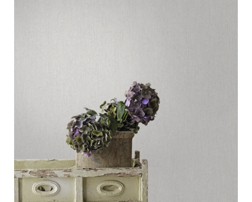 Dekorative Tapete mit zarten Texturen und dezentem Design im Interieur.