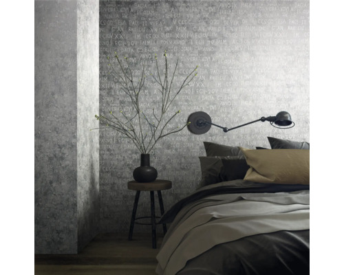 Chambre avec papier peint à motifs gris, lampadaire et lit