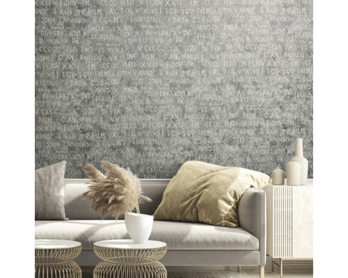 Salon décoratif avec canapé et papier peint à motifs