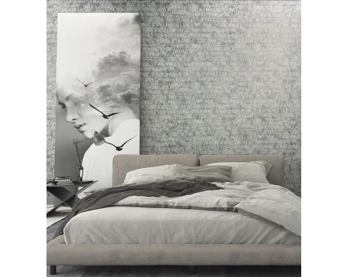 Chambre avec lit, lampe de chevet et peintures murales pour une ambiance chaleureuse