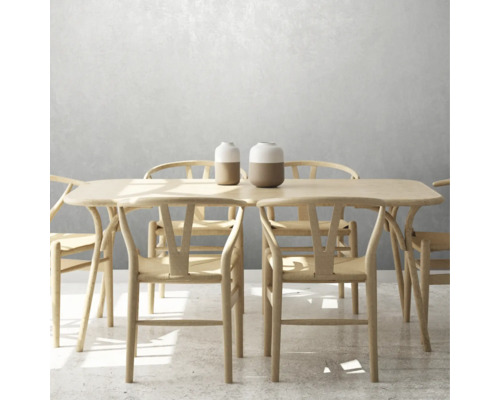 Table de salle à manger avec six chaises en bois et deux vases