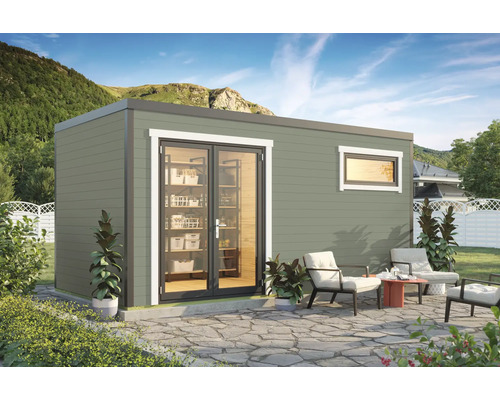 Abri de jardin Outdoor Life Sardinia 3 avec plancher 500 x 250 cm gris-vert Abri de jardin moderne avec double porte et fenêtre, entouré d'une terrasse avec mobilier de jardin.