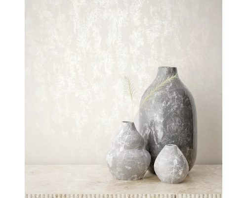 Vases décoratifs en pierre grise de différentes tailles sur une table