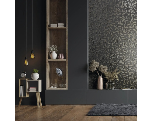 Salon avec mur sombre, étagère en bois et décorations.