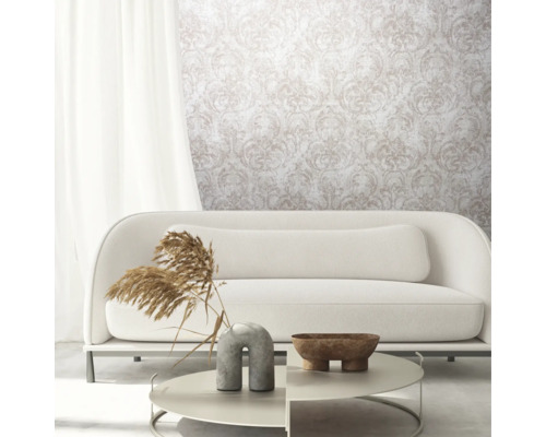 Salon avec canapé blanc, table basse et papier peint à motifs