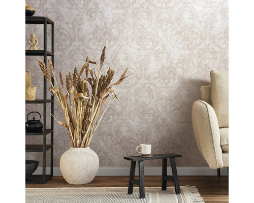 Intérieur avec papier peint à motifs, étagère, canapé et décoration