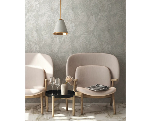 Salon avec papier peint à motif de feuilles, deux fauteuils, table d''appoint et suspension