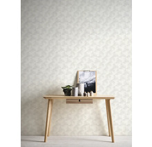 Gros plan d''un mur avec du papier peint géométrique, une table en bois, des objets de décoration et un cadre photo.