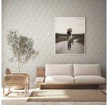 Salon avec canapé, fauteuil, plante d''intérieur, tapis et tableau encadré au mur