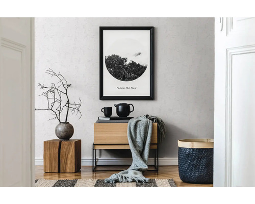 Dekoratives Wohnzimmer mit Holzmöbeln, Poster und Accessoires