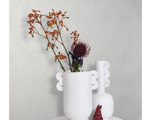 Papier peint clair à motif ondulé, avec vases blancs et fleurs