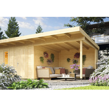 Abri de jardin en bois avec terrasse couverte et mobilier de jardin dans un jardin.