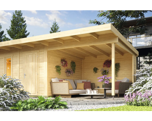 Abri de jardin en bois avec terrasse couverte et mobilier de jardin dans un jardin.