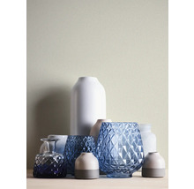 Arrangement de différents vases en céramique et en verre