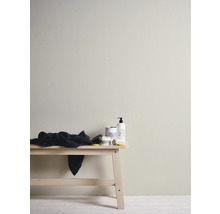 Scène d''intérieur lumineuse avec banc en bois, serviette et divers articles de salle de bain.