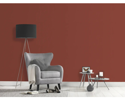 Wohnzimmer mit Sessel, Stehlampe und Wandfarbe