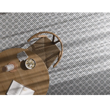 Carreaux de sol décoratifs avec chaise et table pour un intérieur élégant.