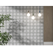 Décoration murale avec des carreaux à motifs floraux, combinée à des suspensions