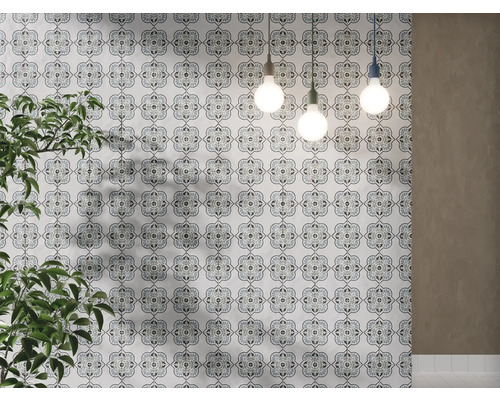 Décoration murale avec des carreaux à motifs floraux, combinée à des suspensions