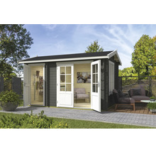 Abri de jardin avec portes doubles ouvertes, mobilier de jardin sur la terrasse et outils à l''intérieur.