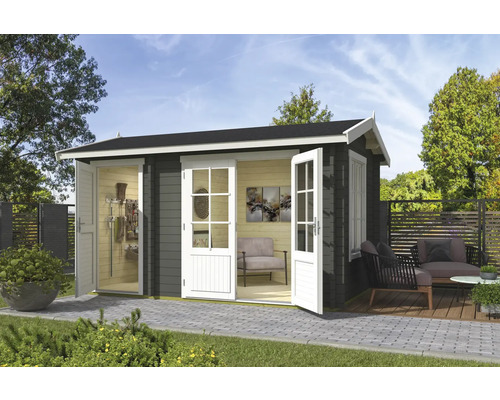 Abri de jardin avec portes doubles ouvertes, mobilier de jardin sur la terrasse et outils à l''intérieur.