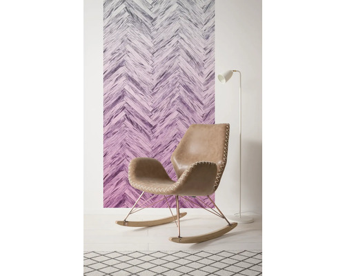 Scène d''habitation avec papier ingrain à motif de chevrons, fauteuil à bascule, lampadaire et tapis