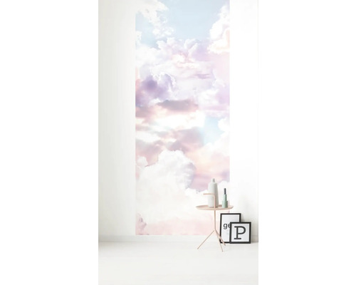 Mur avec papier peint nuageux, table d''appoint et décoration dans la pièce.