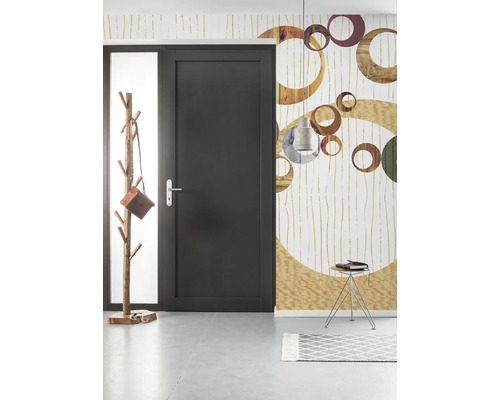 Hall d''entrée avec porte intérieure, porte-manteau et papier peint à motifs