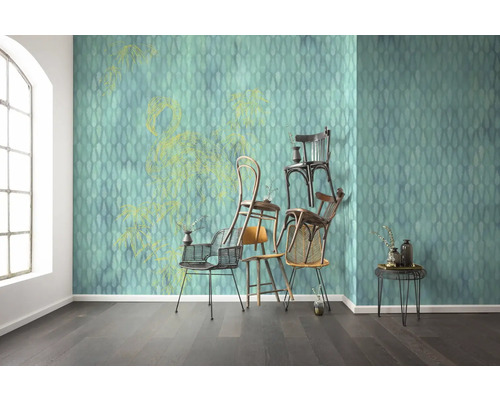 Raumansicht mit gemusterter Tapete, Stühlen und kleinem Tisch