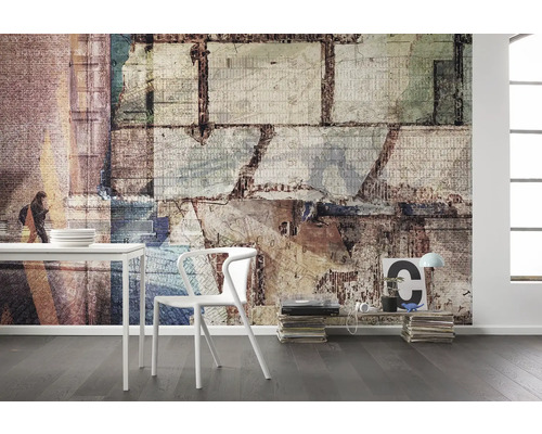 Décoration murale avec papier peint photo de style urbain, combinée avec des meubles blancs et de la décoration