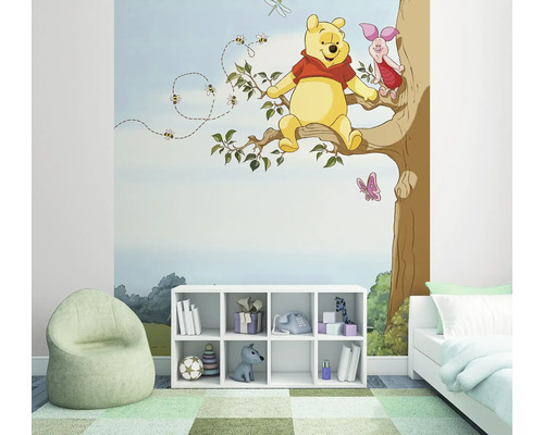 Chambre d''enfant avec une fresque murale Winnie l''ourson, une étagère et un pouf